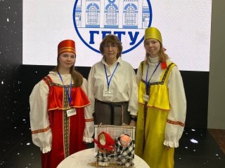 Студентки из Истры научили школьников делать русские народные игрушки на Фестивале профессий
