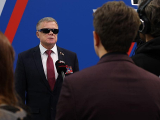 Депутат Мособлдумы Владимир Вшивцев проверяет доступность избирательных участов