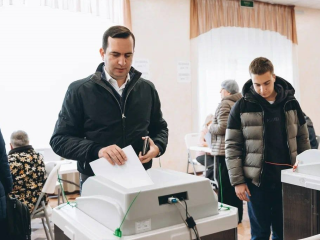 Глава Щелково вместе с сыном проголосовали на выборах президента