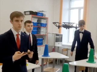 Управлять дронами учат школьников Подмосковья