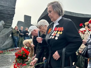 Жители Одинцова почтили память узников концлагерей на Поклонной горе
