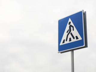 Профильные службы города приводят в порядок дорожные знаки и ограждения