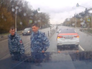 «Достал пистолет и приготовился стрелять»: охранники-лихачи устроили конфликт на дороге в Домодедове