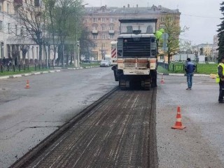 На проспекте Ленина дорожные рабочие укладывают новый асфальт