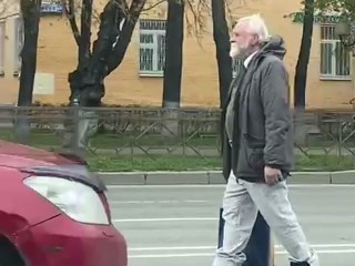 В Подольске заметили пожилого неадеквата, разгуливающего по проезжей части