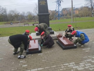 Учащиеся долгопрудненских школ подготавливают памятники ко Дню Победы