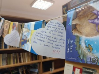 Секрет раскрыт: зачем в библиотеке Звенигорода подвешивают книги