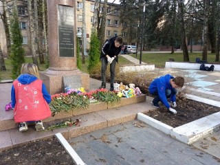 Волонтеры убрали территорию вблизи бюста дважды Героя Советского Союза Кузнецова