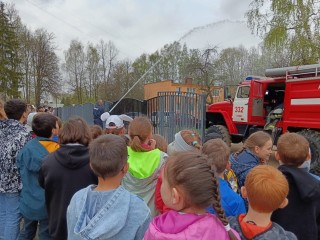 Огнеборцы показали школьникам, на что способна пожарная машина
