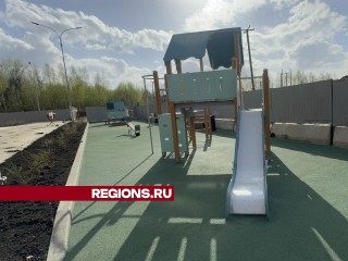 Детские площадки и игровые зоны обустраивают во дворе нового дома для переселенецев из аварийного жилья в Солнечногорске