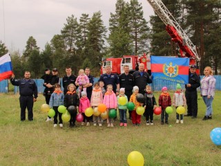 «С Днем пожарной охраны!»: дошколята поздравили огнеборцев с профессиональным праздником