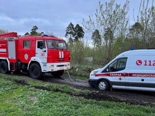 Сотрудники «Мособлпожспас» помогли автомобилю скорой помощи выбраться из грязи