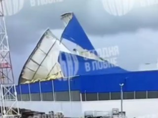 Ураганный ветер сорвал кровлю со здания ООО «Металл Профиль»