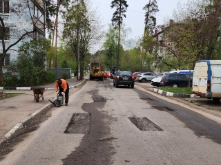 На улице Десантной в городе Раменское выполняют ямочный ремонт дороги