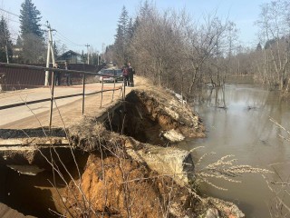 Мост в деревне Троица, который обвалился из-за паводка, оперативно восстановят