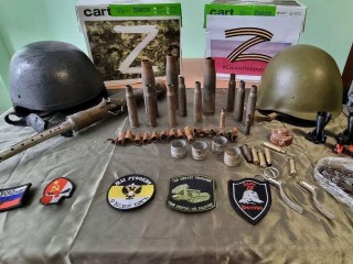 Шлемы, элементы орудий и нашивки: коллекцию музея школы № 30 пополнили экспонатами из Донбасса