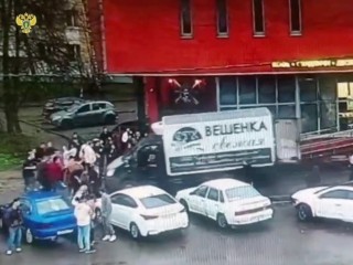 «Газель» без водителя врезалась в группу пешеходов в Зеленограде
