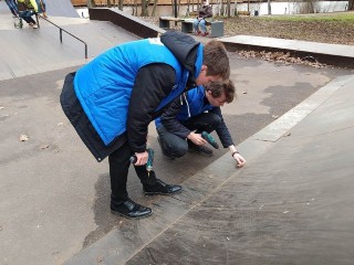Молодогвардейцы Лосино-Петровского провели ремонт скейт площадки