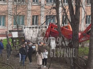 В Глебовском перевернулась автовышка с рабочими