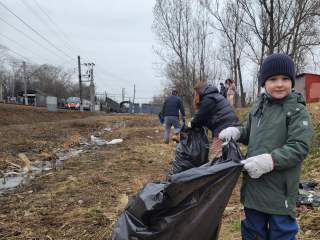 «Я пришел сегодня с папой: очищать город, природу, убирать мусор»: пятилетний мальчик навел порядок порядок у платформы «Красногорская»