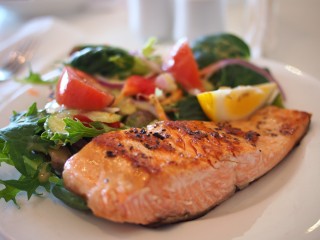 Победить весенний недостаток витаминов поможет зелень и рыба