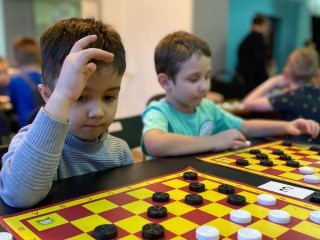 Юные красногорцы вышли в финал областных соревнований по шашкам