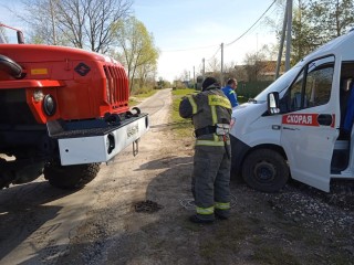 Застрявшую в грязи машину скорой помощи вытащили шатурские спасатели