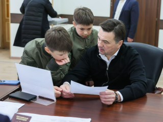 Андрей Воробьев проголосовал на выборах Президента РФ вместе с семьей