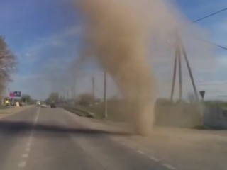 Миниатюрное торнадо в Раменском попало на видео