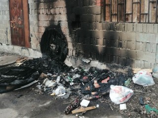 Жуковчане самостоятельно потушили горящую груду мусора