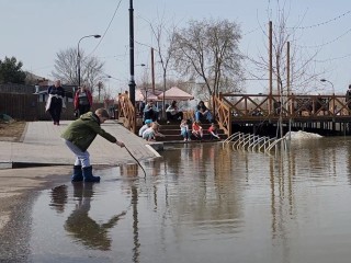 Многочисленные туристы едут в Коломну, чтобы увидеть весенний разлив