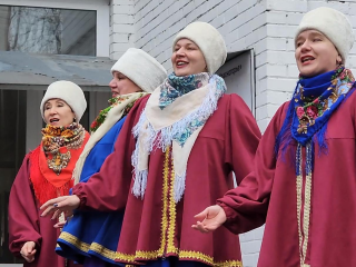 «Выборы — это праздник»: ансамбль «Забава» в народных костюмах поднял настроение избирателям