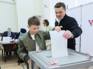 Губернатор Московской области Андрей Воробьев вместе с семьей проголосовал на выборах