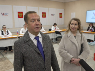 Дмитрий Медведев с женой проголосовали в поселке Горки-2