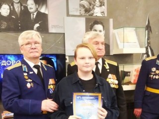 Военный летчик Павел Шелепов вручил награды школьникам Электрогорска
