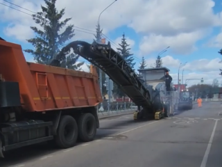 На Первомайской улице снимают старое дорожное покрытие