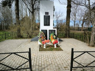 Коммунальщики Шаховской отмыли территорию у мемориала ВОВ