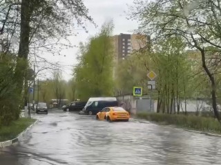 В Мытищах после сильного ливня затопило Пролетарскую улицу