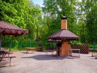 «Шашлычный» сезон на старте: площадки для пикников готовят в отелях Звенигорода и Ершова
