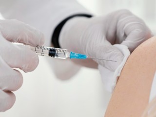 Стоит ли повторять «детские» прививки взрослым, рассказал врач