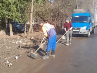 Дорожные и коммунальные службы продолжают плановые работы в разных точках города