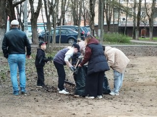 Школьники из Андреевки убрались возле дома и собрали несколько мешков мусора