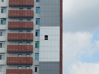 Кусок фасада, который отвалился от новостройки в Серпухове оперативно восстановят