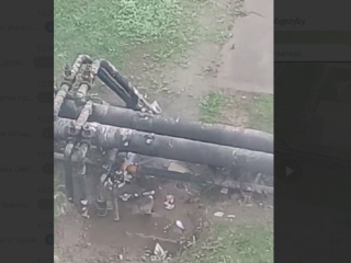 Трубы горячего водоснабжения прорвало во дворе на улице Пушкина