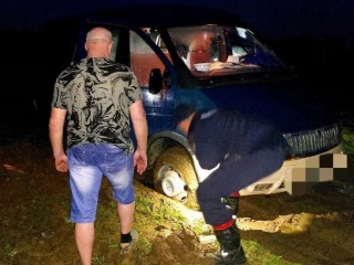 Рузские спасатели помогли трем жителям, застрявшим на бездорожье в ливень