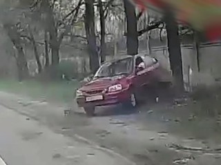 Дорожный инцидент в Быково: схватка двух автоледи закончилась столкновением с деревом
