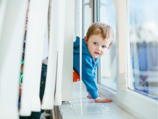 Советы врача: как защитить ребенка от падения из открытого окна