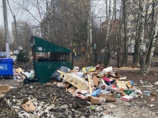 Наглые торговцы забросали тухлыми продуктами и упаковкой дворы Андреевки