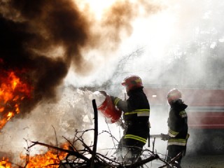 Пожар уничтожил барак на территории бывшего Волжского строительного училища в Дубне
