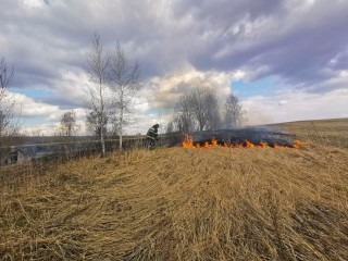 Огнеборцы предупредили жителей Волоколамска об опасности пала сухой травы